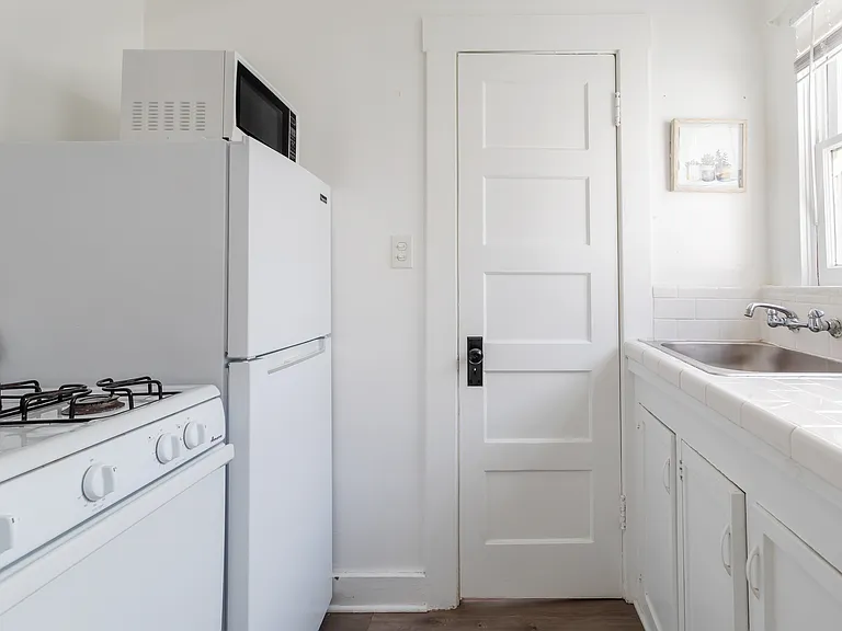 653 Flower Ave #B — Photo 10