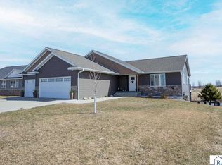 2206 Rolling Green Ln, North Mankato, MN 56003
