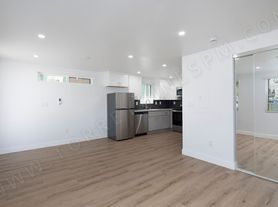 Open House: 11/8 11am-12pm ~ Studio With W/D, Parking, And 2 Weeks Free