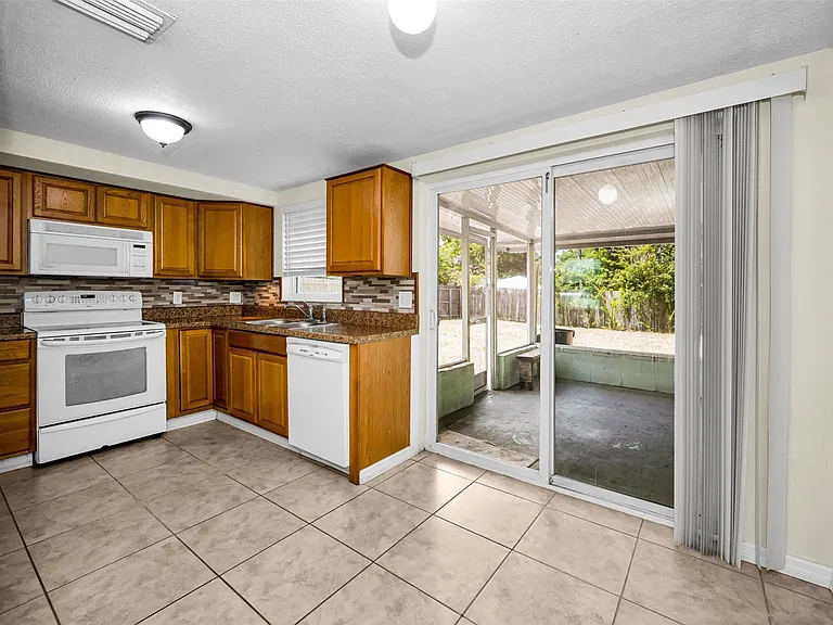 Country Club Dr — Photo 16