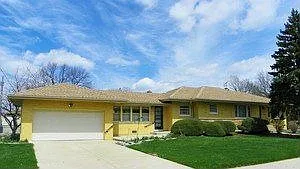 9956 S Washtenaw Ave photo 1