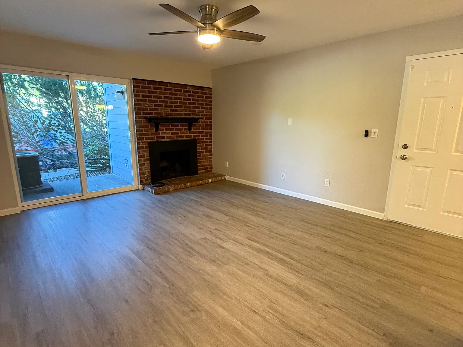 2 bed, 917 sqft, $1,765 — Photo 2
