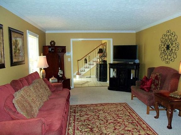 3rd image of 226 Lakewood Cir