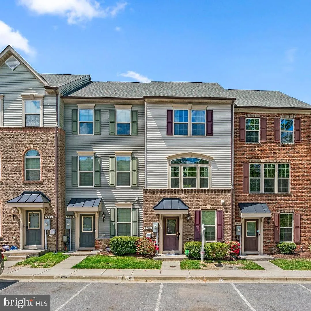 3 bed, 3.0 bath, 2040 sqft, $3,000 — Photo 1
