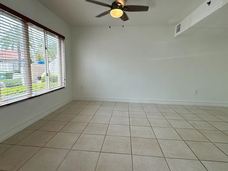 111 Riviera Cir — Photo 6