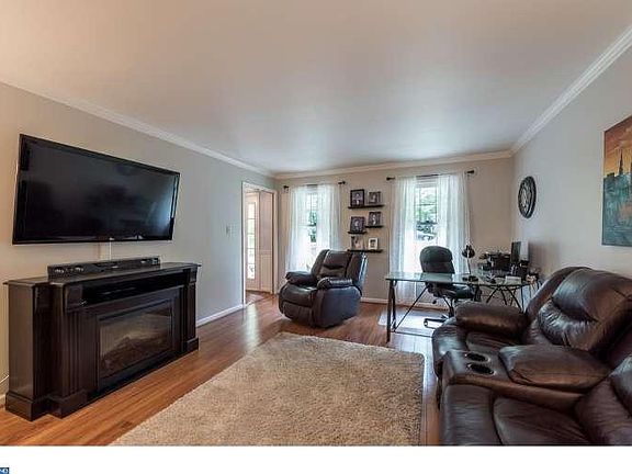 5th image of 1136 Red Oak Dr