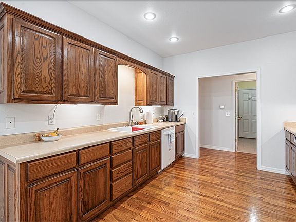 5th image of 33 Mansfield Dr