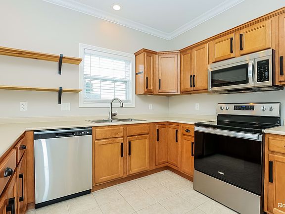 3rd image of 712 Hornsby Ln