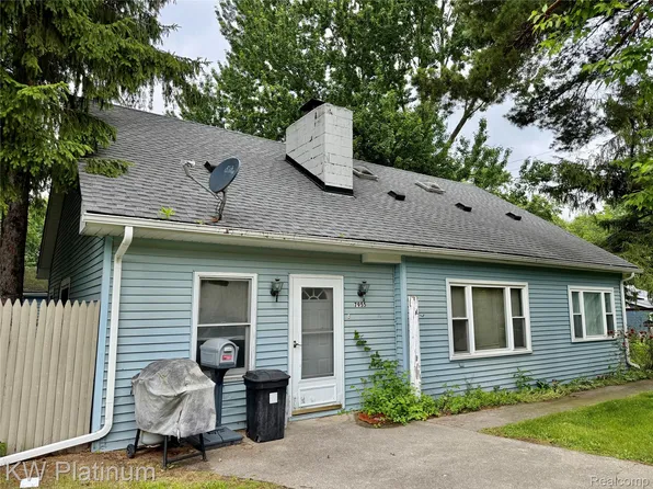 7955 Lakeshore Rd, Lakeport, MI 48059