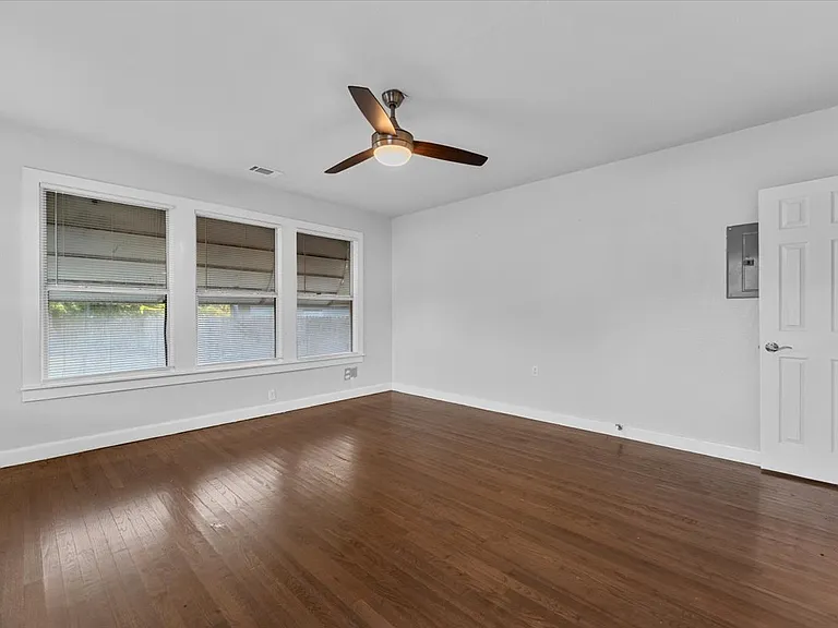 1119 Clinton St — Photo 23