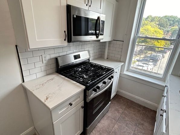 300 Elm Pl APT 11