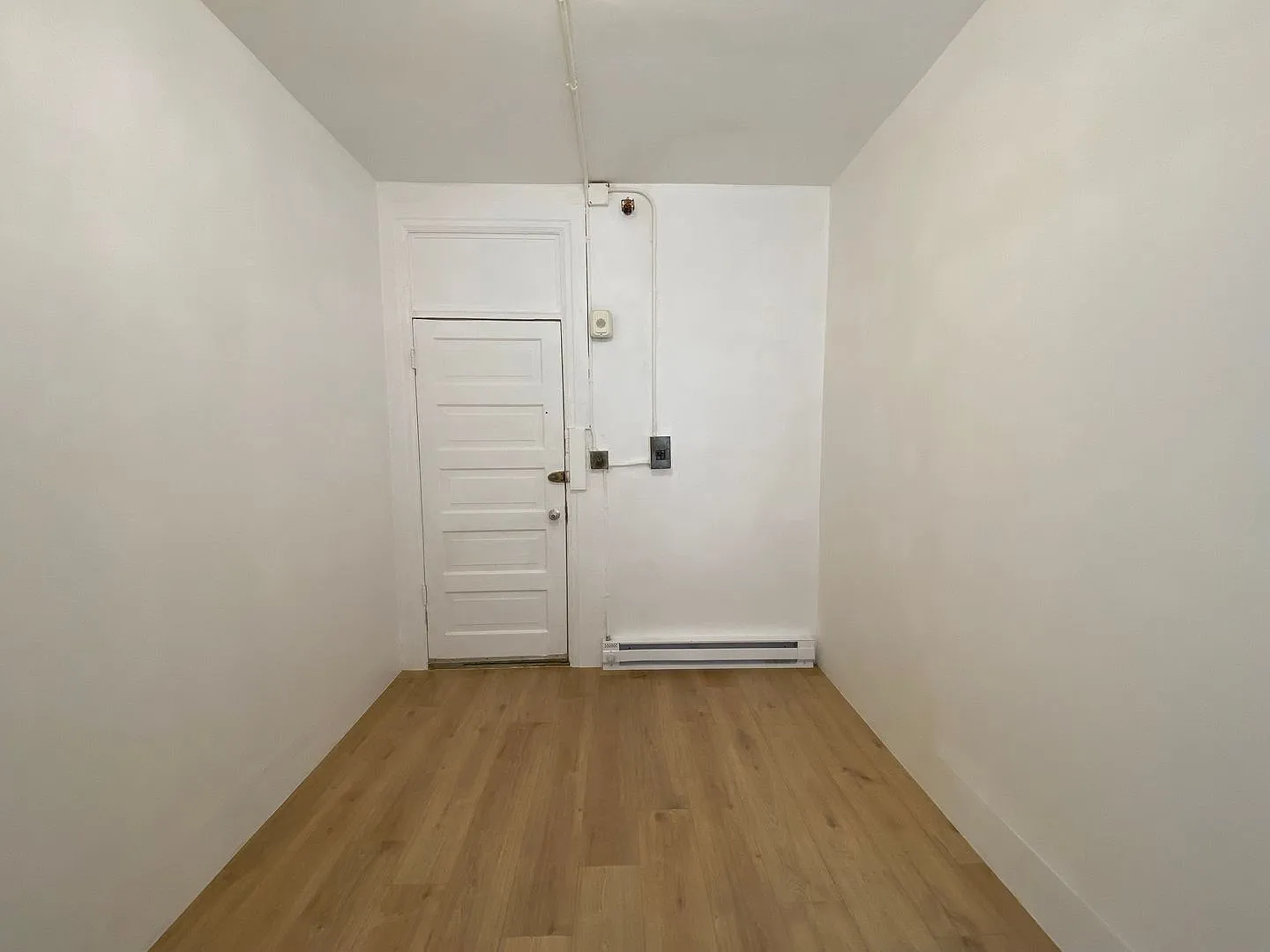 Street-Facing Private SRO Room in the Heart of Chinatown — Photo 2