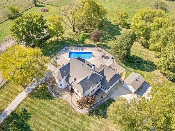 1602 Vogt Rd, Raymore, MO 64083