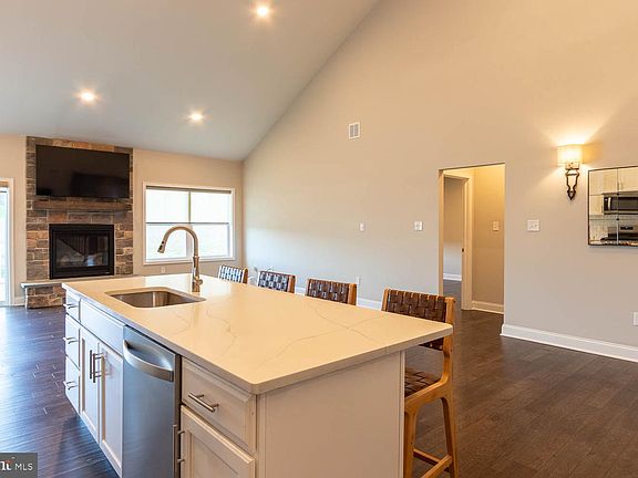 3rd image of 183 Aeropointe Ln