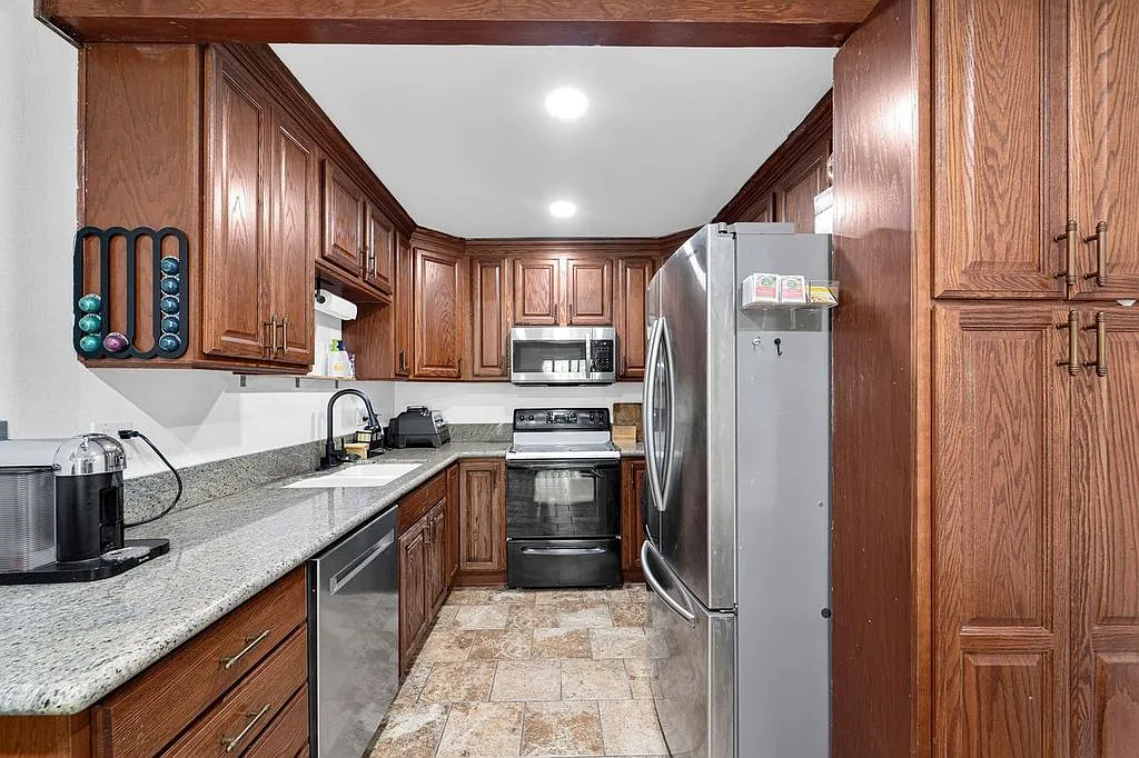 2 bed, 1084 sqft, $2,750 — Photo 3