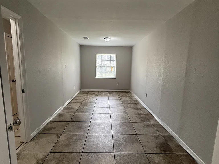 98 Russell Blvd — Photo 5