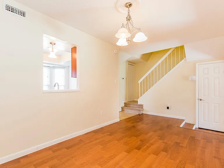 640 Counselor Sq — Photo 16