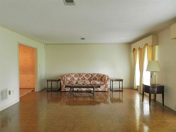 5th image of 107 Longwood Dr