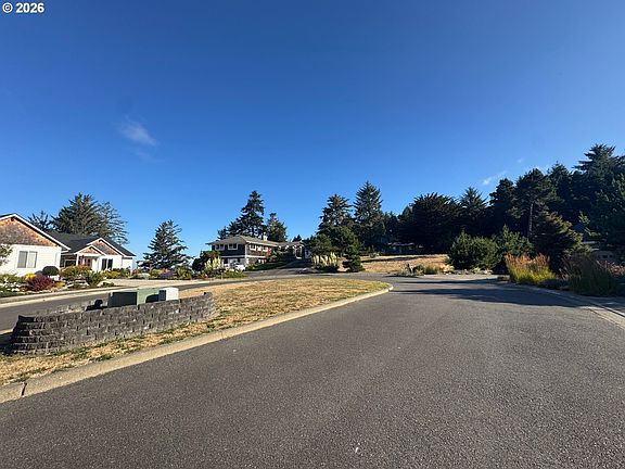 2nd image of 576 Klamath Ave NE