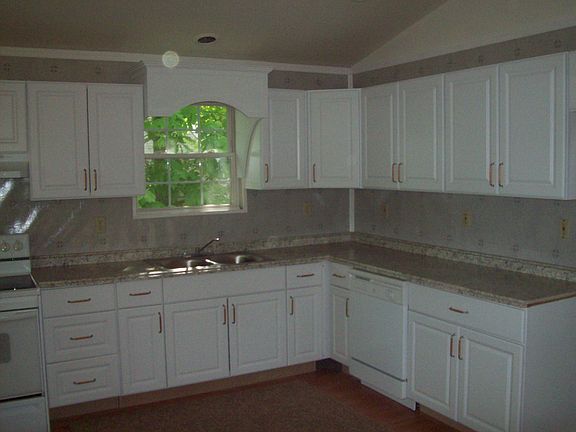 4th image of 13 Bennet Ln