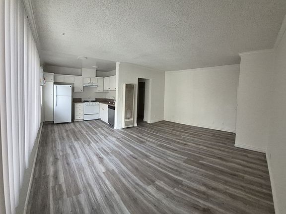 2nd image of 5545 Lindley Ave #10