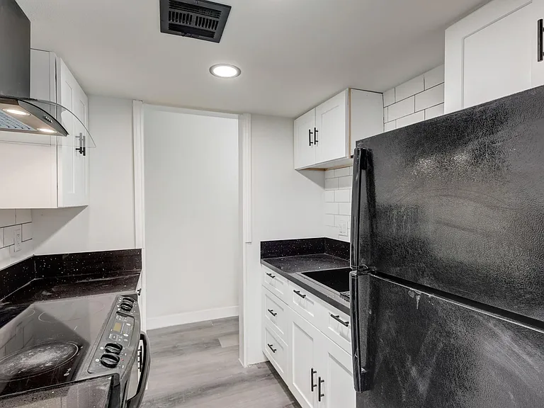 1922 Fairfield Ave #101 — Photo 11