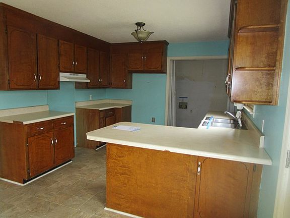 4th image of 100 Oakridge St