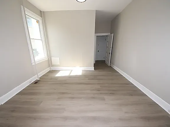 6 bed, 2124 sqft, $3,995 — Photo 2