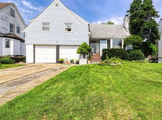 12 Cedar St, Freeport, NY 11520