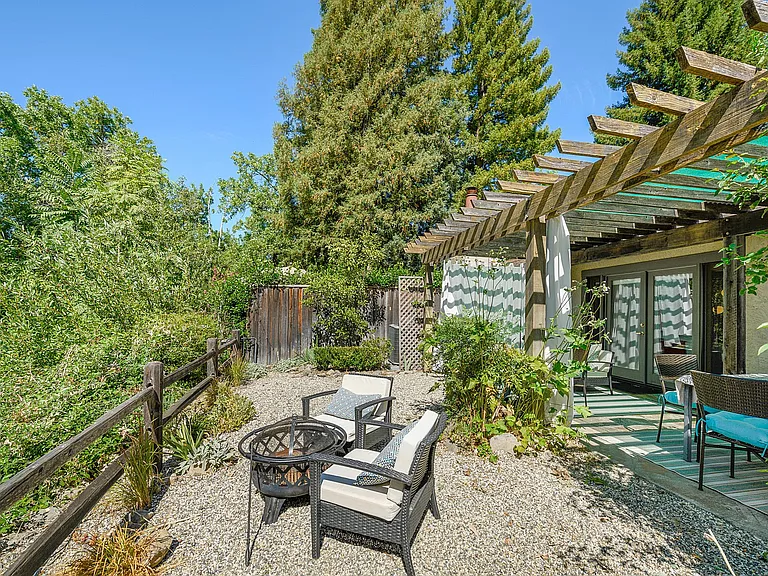 1220 Peppertree Cir — Photo 6