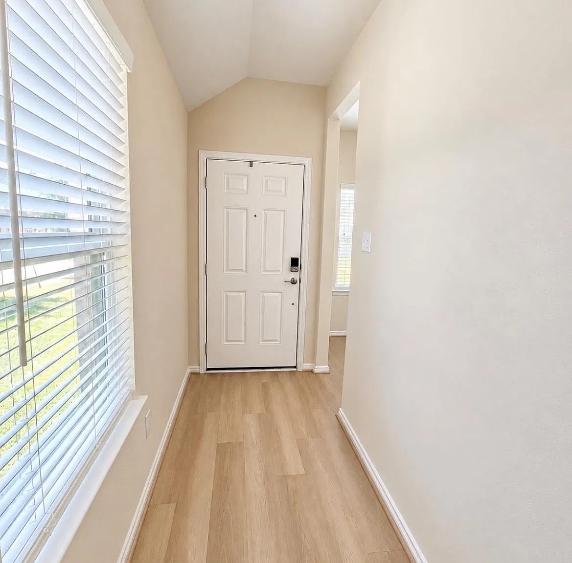 3 bed, 2.0 bath, 1744 sqft, $2,200 — Photo 3