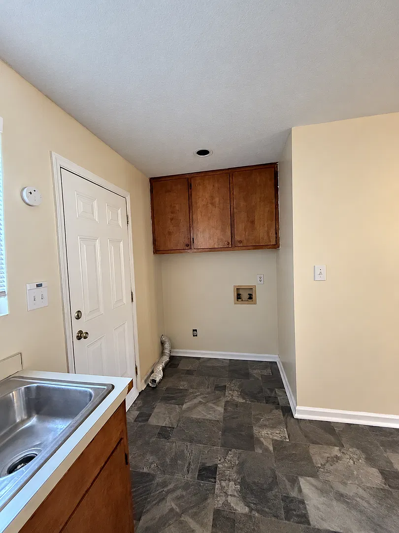Two bed, 1 bath single level apartment in Graham — Photo 4