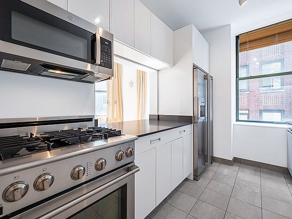 3rd image of 99 John St APT 1207