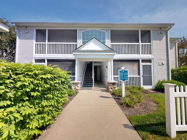 2771 S Knightsbridge Cir, Ann Arbor, MI 48105