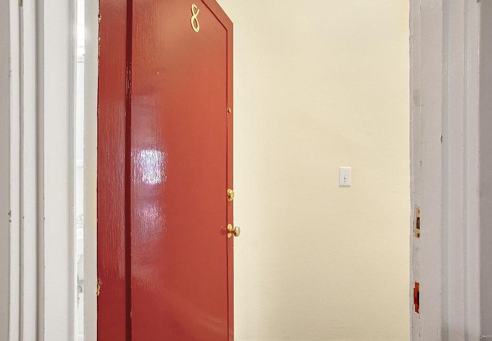 1st image of 581 14th Ave #8