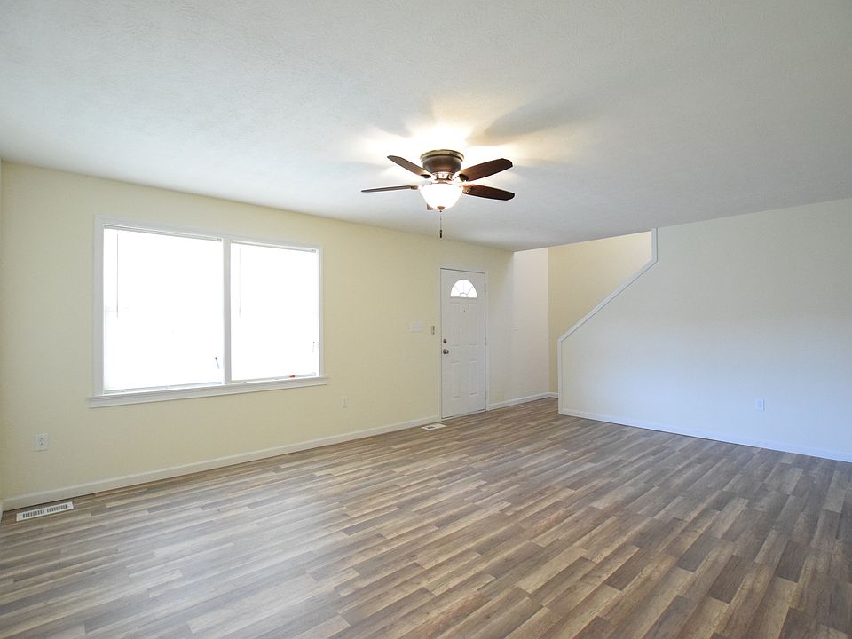 Large living rm w/creek view