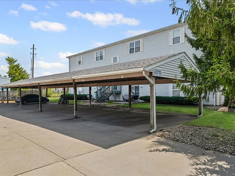 108 Oak Creek Plaza — Photo 1