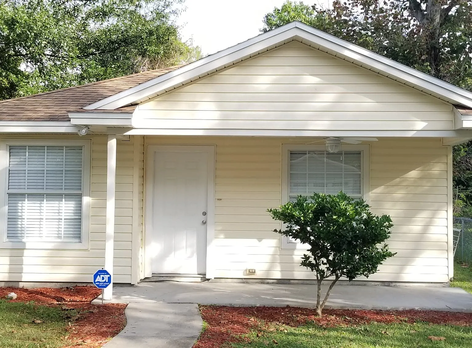 3 bed, 1112 sqft, $1,600 — Photo 1
