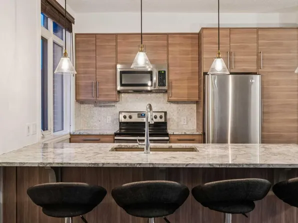 990 Centre Ave NE #232, Calgary, AB T2E 2M9