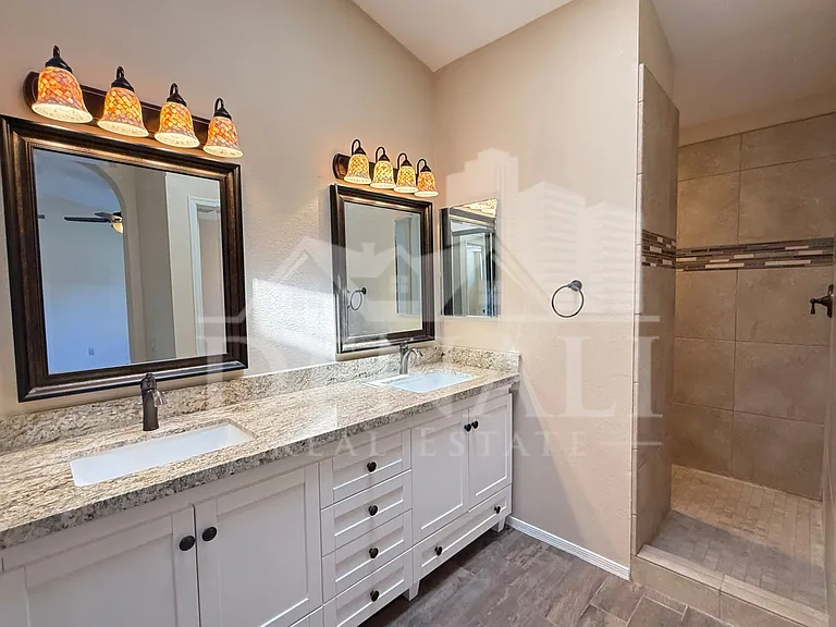 1211 E Drake Dr — Photo 16