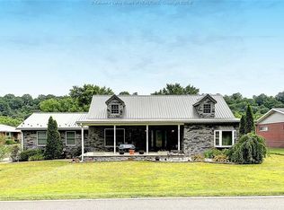 442 Strawberry Rd, Saint Albans, WV 25177