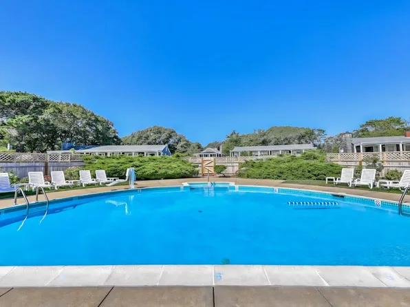 27 Island Inn Rd, Oak Bluffs, MA 02557