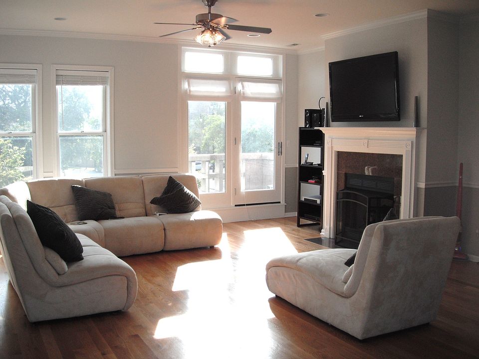 Living Room/Gas Fireplace