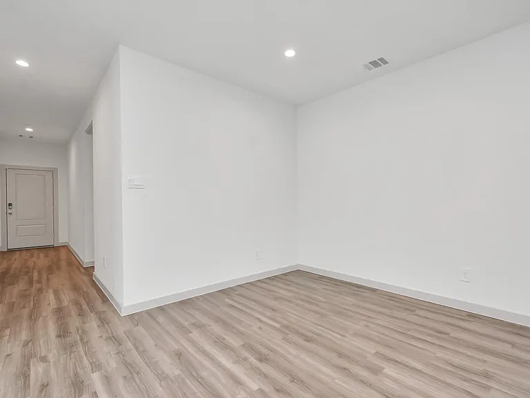 1114 Hughes Crossing Dr — Photo 25