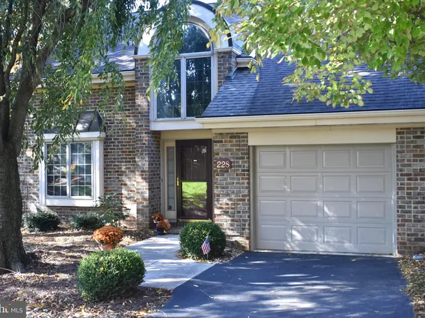228 Willow Valley Dr, Lancaster, PA 17602