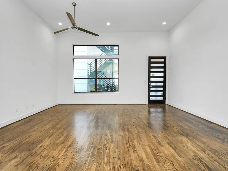 732 W 22nd St #A — Photo 16