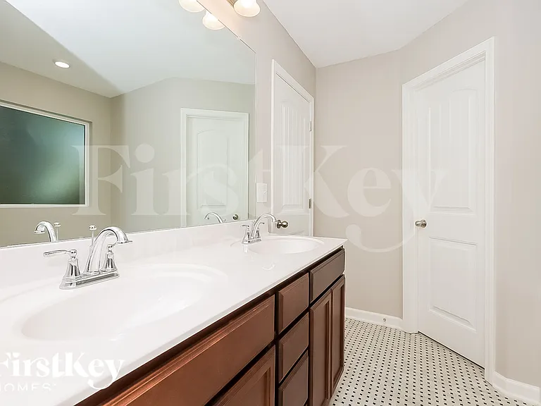 2116 Preserve Cir — Photo 13