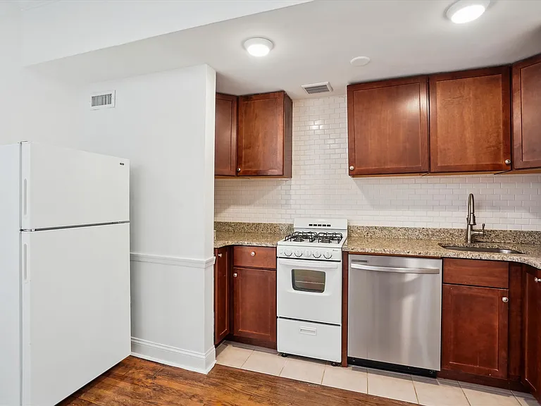 2431 I St NW #B — Photo 9