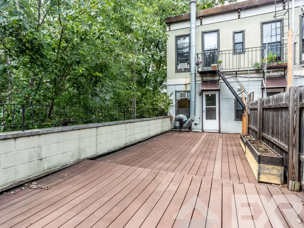 178 Nassau Avenue image 2 of 11