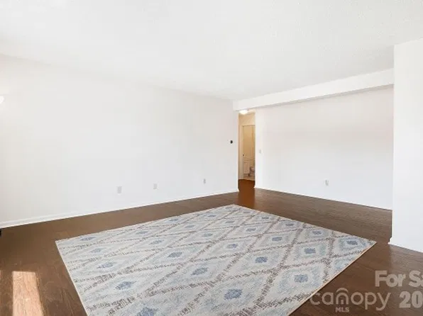 28 Capri Ln, Hendersonville, NC 28791